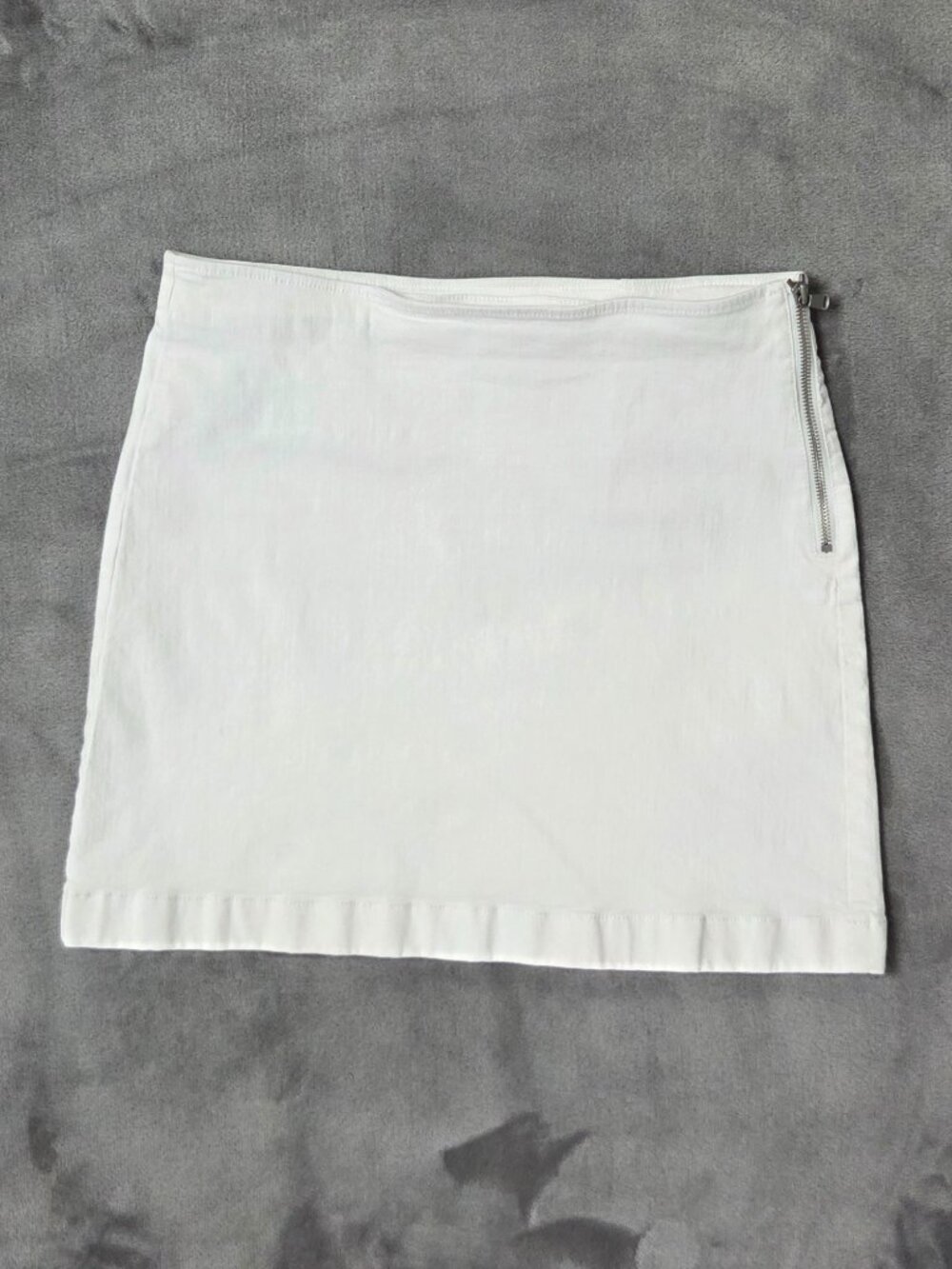 Ann Taylor White Denim Cotton Mini Skirt Side Zipper Size 6 Minimalist Summer